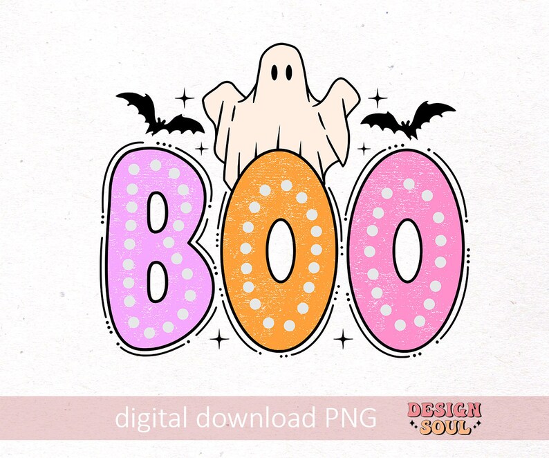 Op de afbeelding: Een roze, oranje en witte stippen "BOO" met een spook en vleermuizen. Het spook is wit met een zwarte omtrek en twee zwarte ogen. De vleermuizen zijn zwart met witte omtrekken. De achtergrond is wit.