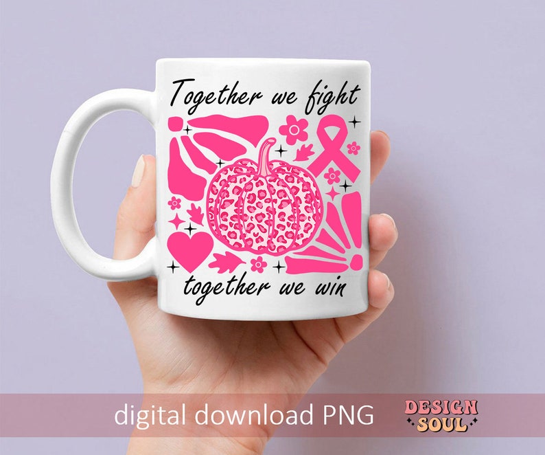 Peut inclure: Une tasse en c&eacute;ramique blanche avec un motif rose et noir. Le motif repr&eacute;sente une citrouille &agrave; imprim&eacute; l&eacute;opard, un ruban rose et le texte "Ensemble nous luttons, ensemble nous gagnons".