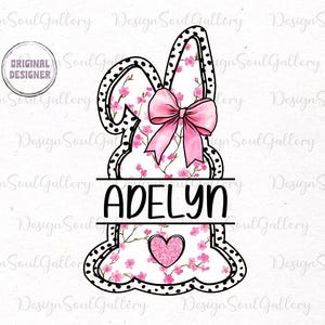 Pu&ograve; includere: Un design pasquale a forma di coniglio rosa e bianco con pois neri. Il coniglio &egrave; decorato con fiori di ciliegio rosa e un fiocco rosa. Il nome "ADELYN" &egrave; scritto su uno stendardo nero al centro del coniglio.