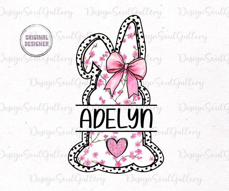 Pu&ograve; includere: Un design pasquale a forma di coniglio rosa e bianco con pois neri. Il coniglio &egrave; decorato con fiori di ciliegio rosa e un fiocco rosa. Il nome "ADELYN" &egrave; scritto su uno stendardo nero al centro del coniglio.