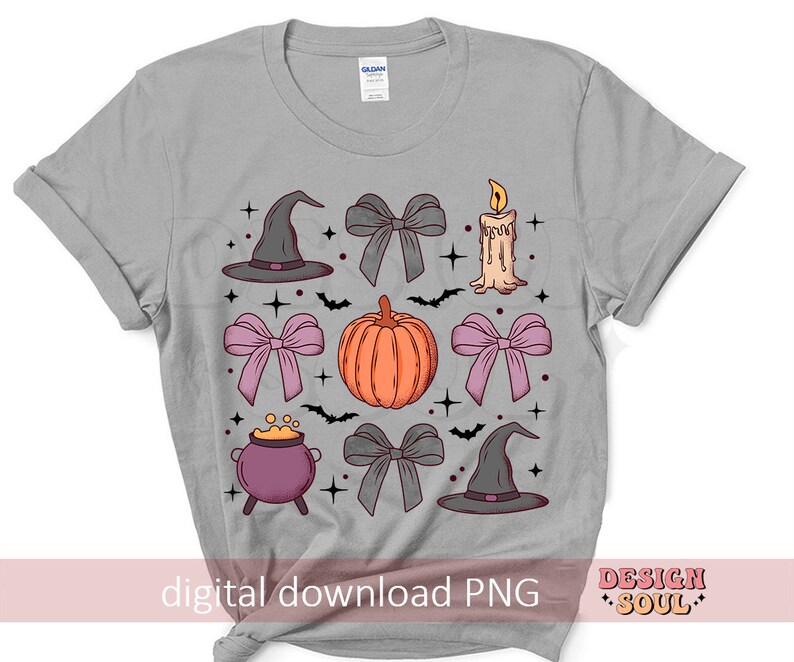 Puede incluir: Una camiseta gris con un dise&ntilde;o de varios elementos de tem&aacute;tica de Halloween, incluyendo un sombrero de bruja, una calabaza, una vela y lazos. El dise&ntilde;o est&aacute; en tonos de rosa, gris y naranja.