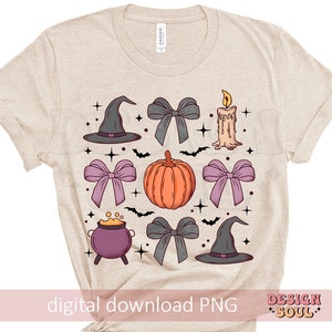 Puede incluir: Una camiseta beige con un dise&ntilde;o de sombrero de bruja, una calabaza, una vela, un caldero y lazos en tonos de morado y gris. El dise&ntilde;o est&aacute; centrado en la camiseta y tiene un tema de Halloween caprichoso.
