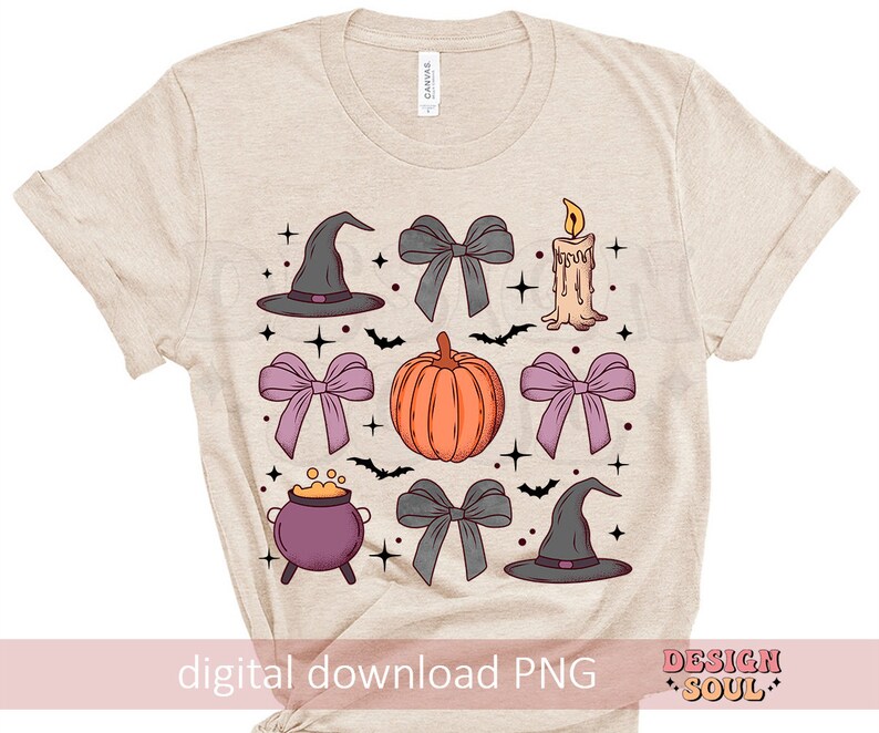 Puede incluir: Una camiseta beige con un dise&ntilde;o de sombrero de bruja, una calabaza, una vela, un caldero y lazos en tonos de morado y gris. El dise&ntilde;o est&aacute; centrado en la camiseta y tiene un tema de Halloween caprichoso.