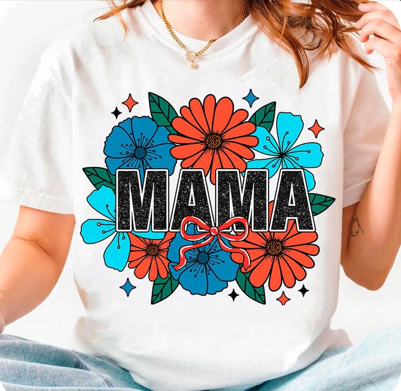 Pu&ograve; includere: Maglietta bianca con un design floreale e la parola "MAMA" in lettere di glitter nero.