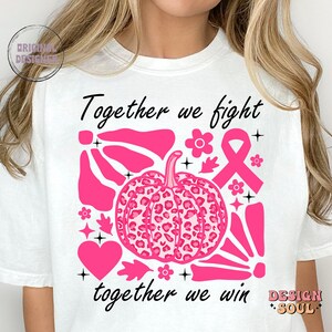 Peut inclure: T-shirt blanc avec une citrouille rose &agrave; imprim&eacute; l&eacute;opard, un ruban rose et le texte "Ensemble nous luttons, ensemble nous gagnons".