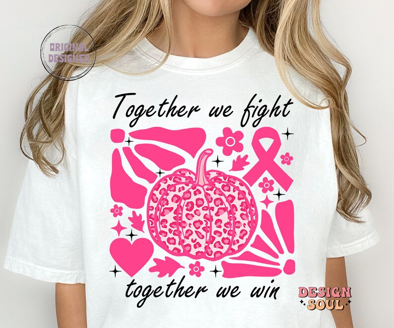 Peut inclure: T-shirt blanc avec une citrouille rose &agrave; imprim&eacute; l&eacute;opard, un ruban rose et le texte "Ensemble nous luttons, ensemble nous gagnons".