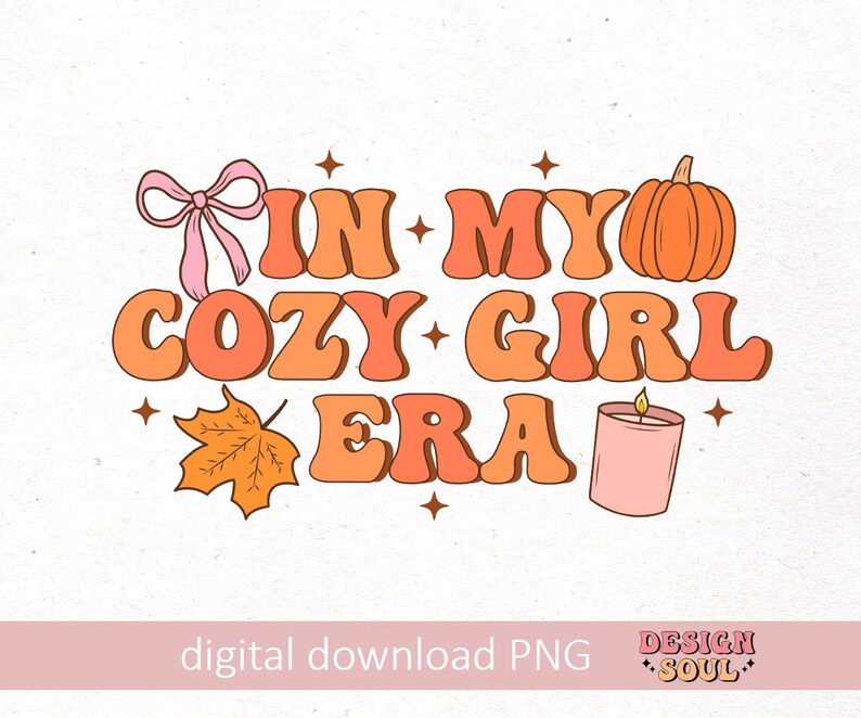 Puede incluir: Gr&aacute;fico retro naranja, rosa y marr&oacute;n con el texto "In My Cozy Girl Era" con una calabaza, una vela, un lazo y una hoja de arce.