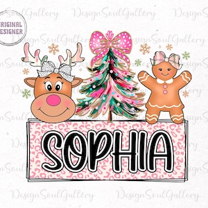 Op de afbeelding: Een roze en groene kerstboom met gouden glitter, een peperkoekmannetje en een rendier met een roze strik. De tekst "SOPHIA" staat in zwarte letters op een roze en witte luipaardprint achtergrond.