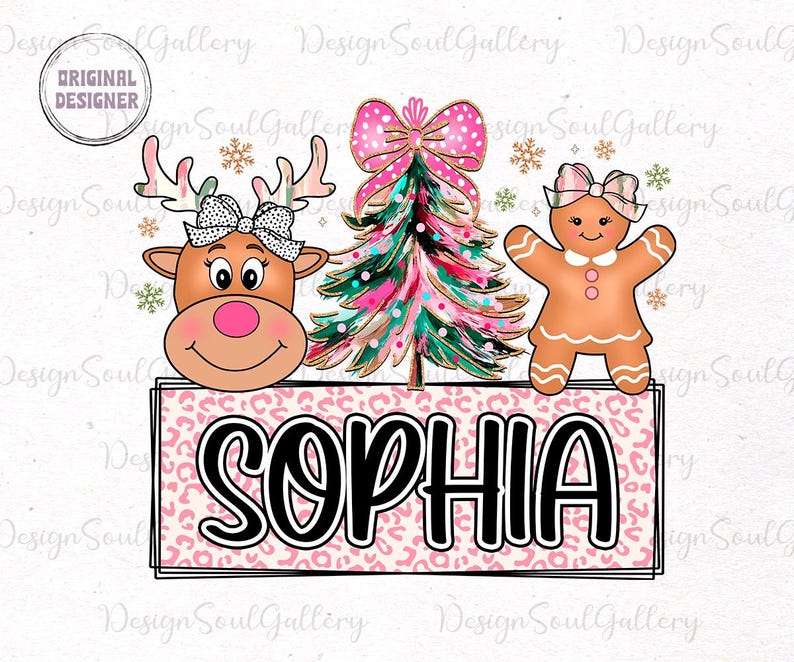 Op de afbeelding: Een roze en groene kerstboom met gouden glitter, een peperkoekmannetje en een rendier met een roze strik. De tekst "SOPHIA" staat in zwarte letters op een roze en witte luipaardprint achtergrond.