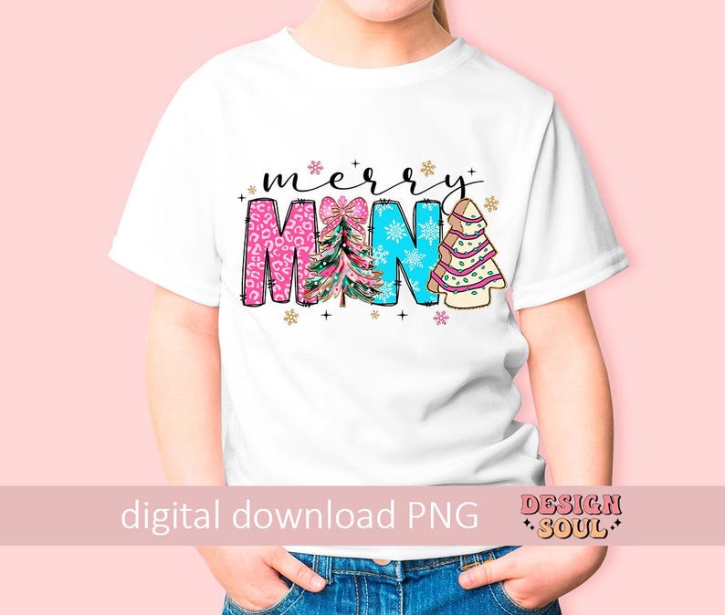 Peut inclure: Un t-shirt blanc avec un motif color&eacute; qui dit "Merry Mina" avec des sapins de No&euml;l et des flocons de neige. Le motif est dans un sch&eacute;ma de couleurs rose, bleu et vert.