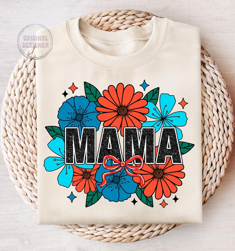 Pu&ograve; includere: Una felpa color crema con un design floreale e la parola "MAMA" in lettere nere. I fiori sono rossi, blu e verdi.