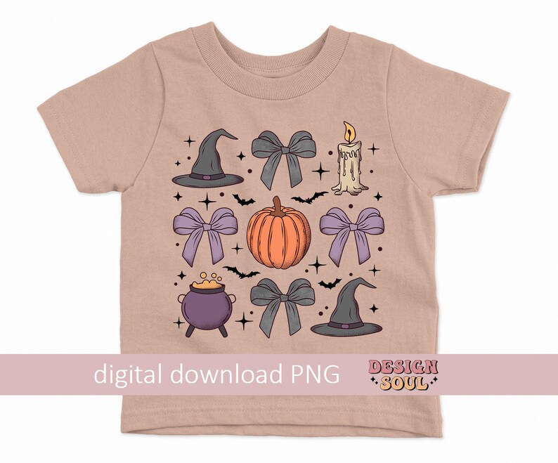 Puede incluir: Una camiseta marr&oacute;n claro con un dise&ntilde;o de tem&aacute;tica de Halloween. El dise&ntilde;o presenta una calabaza, un sombrero de bruja, una caldera, una vela y lazos en tonos de morado, gris y rosa.