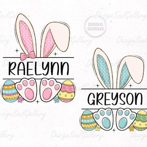 以下が含まれることがあります： ウサギの耳、足跡、カラフルな卵を特徴とする、イースターをテーマにした2つのパーソナライズされたデザイン。上のデザインは「RAELYNN」、下のデザインは「GREYSON」と書いてあります。