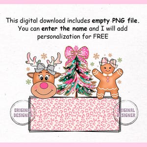 Op de afbeelding: Een digitale download van een roze en groene kerstboom met een peperkoekmeisje en een rendier. De boom is versierd met gouden glitter en roze strikken. Het rendier en het peperkoekmeisje dragen roze strikken. De achtergrond is een roze en witte luipaardprint.