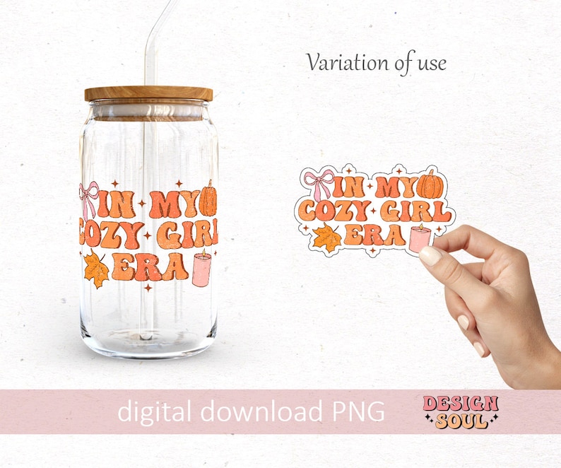 Puede incluir: Una descarga digital de una pegatina con el texto "In My Cozy Girl Era" en una fuente retro. La pegatina presenta una calabaza, una vela, una hoja y un lazo. La pegatina se muestra en una botella de vidrio transparente con una pajita.