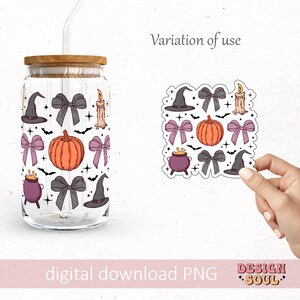Puede incluir: Una descarga digital de una hoja de pegatinas con tem&aacute;tica de Halloween con un sombrero de bruja, una calabaza, un caldero, un lazo y una vela. La hoja de pegatinas est&aacute; sobre un fondo blanco y la est&aacute; sujetando una mano. El texto "Variation of use" est&aacute; por encima de la hoja de pegatinas y el texto "digital download PNG DESIGN SOUL" est&aacute; por debajo de la hoja de pegatinas.