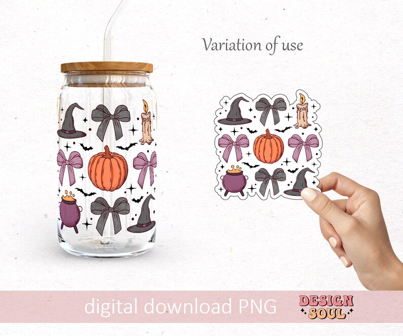 Puede incluir: Una descarga digital de una hoja de pegatinas con tem&aacute;tica de Halloween con un sombrero de bruja, una calabaza, un caldero, un lazo y una vela. La hoja de pegatinas est&aacute; sobre un fondo blanco y la est&aacute; sujetando una mano. El texto "Variation of use" est&aacute; por encima de la hoja de pegatinas y el texto "digital download PNG DESIGN SOUL" est&aacute; por debajo de la hoja de pegatinas.
