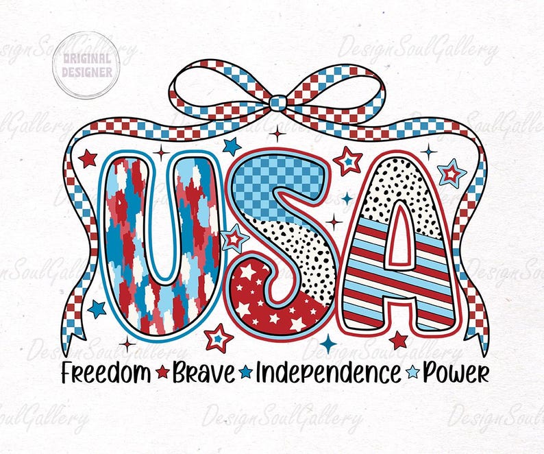Peut inclure: Un graphique USA rouge, blanc et bleu avec un n&oelig;ud &agrave; carreaux. Les lettres sont d&eacute;cor&eacute;es de diff&eacute;rents motifs, notamment des &eacute;toiles, des rayures et des pois. Le texte ci-dessous indique "Freedom Brave Independence Power".
