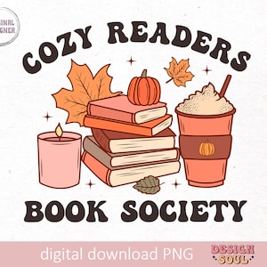 Pode incluir: Um design gráfico para download digital que apresenta uma pilha de livros, uma vela, uma xícara de café com chantilly e uma abóbora. O texto "Cozy Readers Book Society" está em uma fonte retrô.