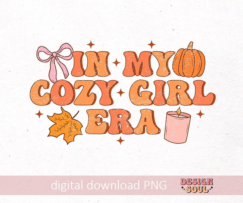 Puede incluir: Un gr&aacute;fico de descarga digital con el texto "In My Cozy Girl Era" en una fuente retro. El gr&aacute;fico incluye un lazo rosa, una calabaza, una hoja de arce y una vela.