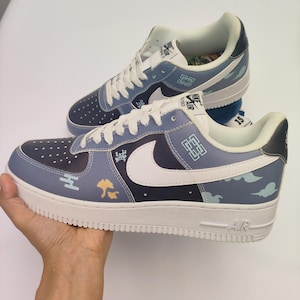 Custom sneakers: handgeschilderde Air Force 1-stijl, blauw-wit wolkenpatroon met kalligrafie