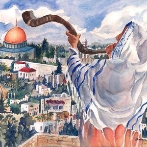 Könnte beinhalten: Aquarellmalerei einer Person, die ein Schofar, ein Widderhorn, bläst, vor dem Hintergrund von Jerusalem. Die Person trägt einen weißen Tallit mit blauen Streifen. Die Stadtlandschaft umfasst den Felsendom und andere Gebäude.