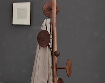 Perchero escultural de madera de nogal, estilo Japandi, para interiores tranquilos.