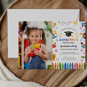 Puede incluir: Una invitaci&oacute;n colorida a una fiesta de graduaci&oacute;n de preescolar con un dibujo de un gorro de graduaci&oacute;n, crayones y otros &uacute;tiles escolares. El texto dice "Est&aacute;s invitado a la fiesta de graduaci&oacute;n de preescolar de Samantha. Viernes, 30 de mayo de 2025, 10:00 AM. Little Sunshine Academy, 123 Learning Lane, Hometown, USA."