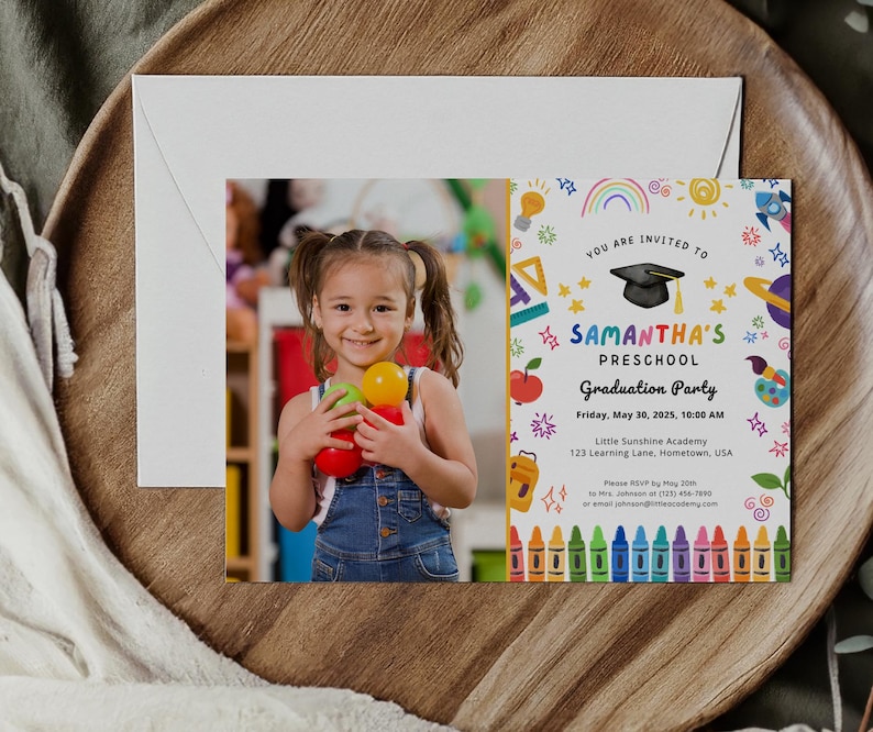 Puede incluir: Una invitaci&oacute;n colorida a una fiesta de graduaci&oacute;n de preescolar con un dibujo de un gorro de graduaci&oacute;n, crayones y otros &uacute;tiles escolares. El texto dice "Est&aacute;s invitado a la fiesta de graduaci&oacute;n de preescolar de Samantha. Viernes, 30 de mayo de 2025, 10:00 AM. Little Sunshine Academy, 123 Learning Lane, Hometown, USA."