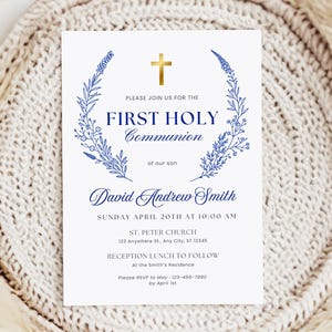 Plantilla de invitación de primera comunión para niños en azul, elegante y moderna invitación católica con cruz dorada, tarjeta editable e imprimible en Canva FCI006
