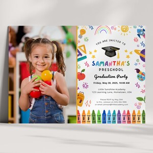 Puede incluir: Una invitaci&oacute;n colorida para una fiesta de graduaci&oacute;n de preescolar. La invitaci&oacute;n presenta una gorra de graduaci&oacute;n de dibujos animados, un arco&iacute;ris y un cohete. El texto de la invitaci&oacute;n dice "La fiesta de graduaci&oacute;n de preescolar de Samantha" e incluye la fecha, la hora y el lugar de la fiesta.