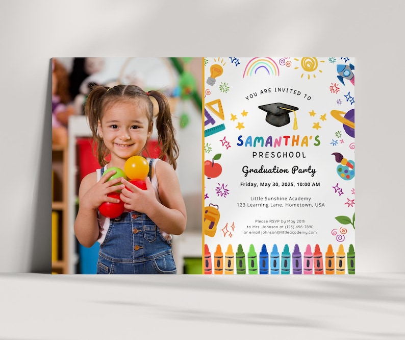 Puede incluir: Una invitaci&oacute;n colorida para una fiesta de graduaci&oacute;n de preescolar. La invitaci&oacute;n presenta una gorra de graduaci&oacute;n de dibujos animados, un arco&iacute;ris y un cohete. El texto de la invitaci&oacute;n dice "La fiesta de graduaci&oacute;n de preescolar de Samantha" e incluye la fecha, la hora y el lugar de la fiesta.