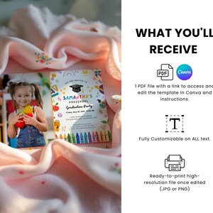 Puede incluir: Una plantilla de invitaci&oacute;n imprimible para una fiesta de graduaci&oacute;n de preescolar con un dise&ntilde;o de crayones coloridos, un arco&iacute;ris y un gorro de graduaci&oacute;n. El texto de la invitaci&oacute;n dice "Est&aacute;s invitado a la fiesta de graduaci&oacute;n de preescolar de Samantha".