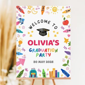 Placa de boas-vindas para formatura da pré-escola, modelo editável da turma de 2025 no Canva, decoração colorida para festa de jardim de infância, tema de giz de cera para impressão GI009