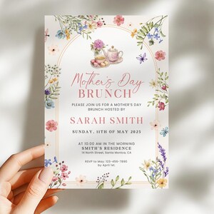Invito per il brunch della festa della mamma, invito floreale per la festa della mamma, invito modificabile per il brunch con fiori di campo, modello Canva per mamme e mimose