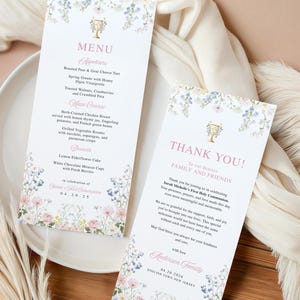 Op de afbeelding: Elegante menukaart en bedankkaart met bloemaccenten. Het menu bevat voorgerechten, hoofdgerechten en desserts. De bedankkaart bevat een dankwoord. Beide kaarten hebben een delicate bloemenrand en liggen op een wit bord.