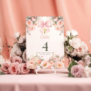 Numero da tavolo per la Prima Comunione con fiocco rosa, modello per cartello da tavolo floreale Coquette, modello per la Prima Comunione di una bambina, modificabile e stampabile su Canva (FCI001)