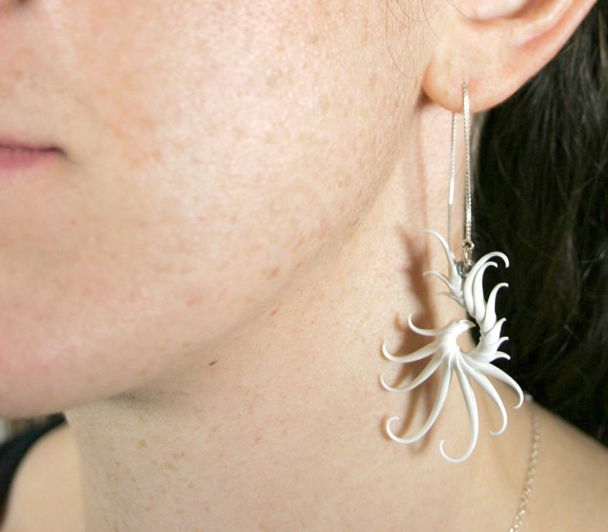 Crossed Plumes small earrings with soft rubber spines