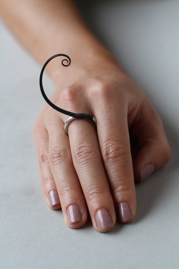 Black Uniplume Ring