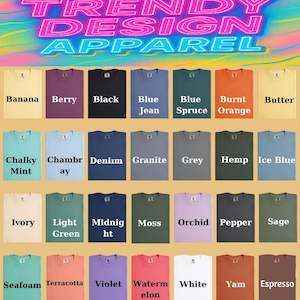 K&ouml;nnte beinhalten: Eine Auswahl an T-Shirts in verschiedenen Farben, darunter Banana, Berry, Black, Blue Jean, Blue Spruce, Burnt Orange, Butter, Chalky Mint, Chambray, Denim, Granite, Grey, Hemp, Ice Blue, Ivory, Light Green, Midnight, Moss, Orchid, Pepper, Sage, Seafoam, Terracotta, Violet, Watermelon, White, Yam und Espresso. Der Text "TRENDY DESIGN APPAREL" steht oben.