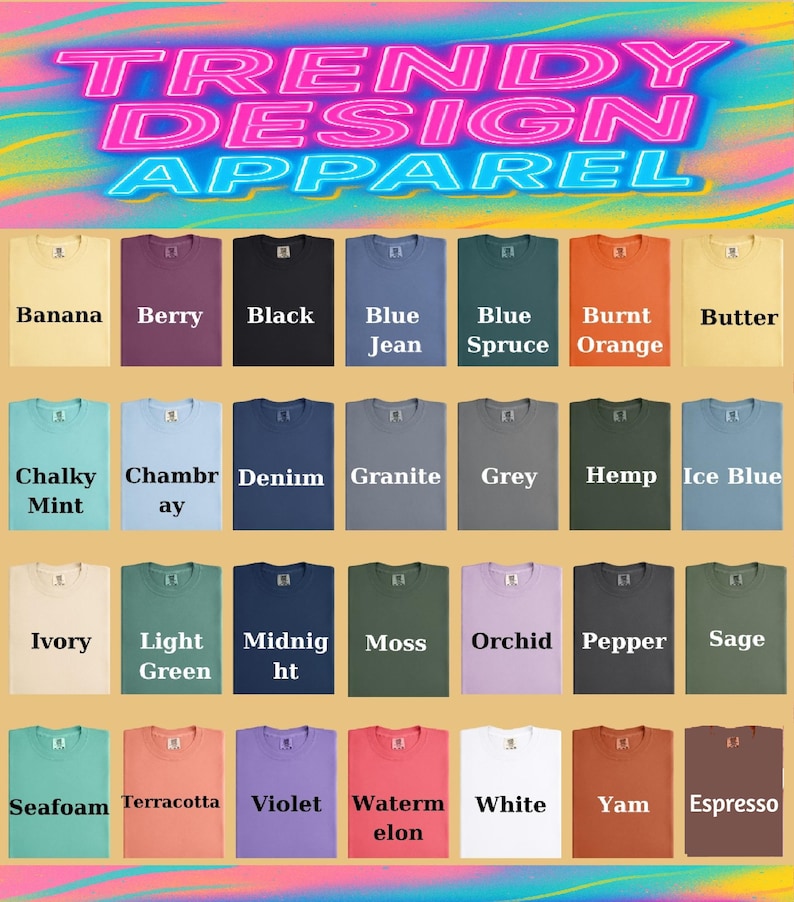 K&ouml;nnte beinhalten: Eine Auswahl an T-Shirts in verschiedenen Farben, darunter Banana, Berry, Black, Blue Jean, Blue Spruce, Burnt Orange, Butter, Chalky Mint, Chambray, Denim, Granite, Grey, Hemp, Ice Blue, Ivory, Light Green, Midnight, Moss, Orchid, Pepper, Sage, Seafoam, Terracotta, Violet, Watermelon, White, Yam und Espresso. Der Text "TRENDY DESIGN APPAREL" steht oben.