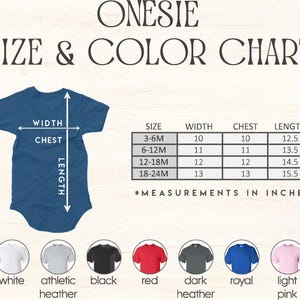 Pode incluir: Um body azul com tabela de tamanhos e cores. A tabela mostra as medidas em polegadas para largura, peito e comprimento. As cores dispon&iacute;veis s&atilde;o branco, cinza mescla, preto, vermelho, cinza escuro, azul royal e rosa claro.