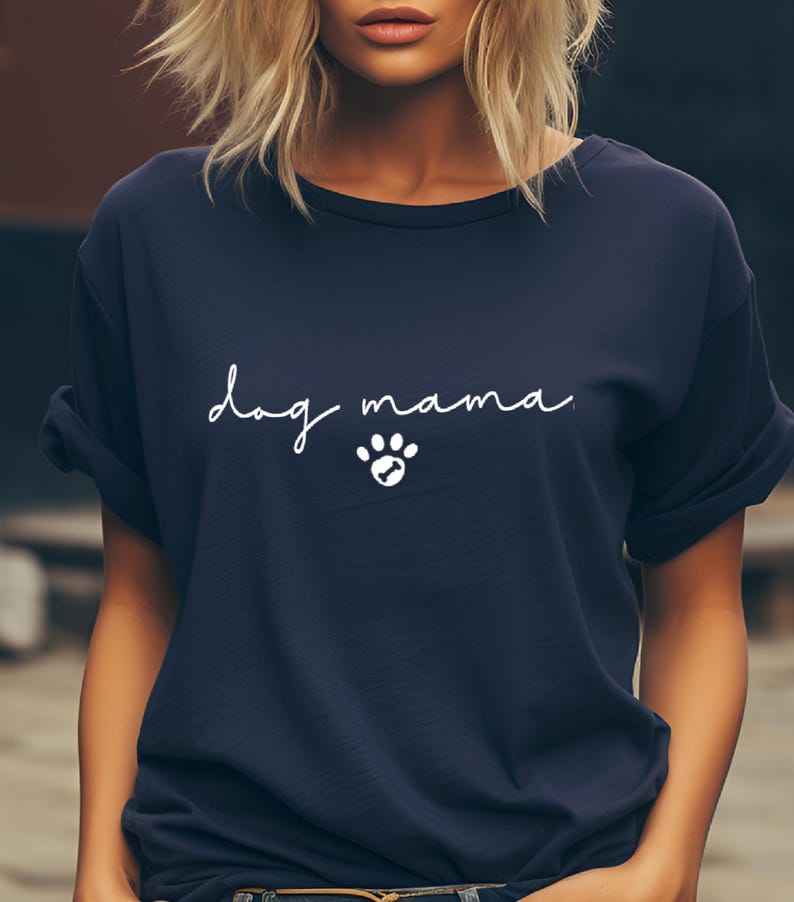 K&ouml;nnte beinhalten: Ein marineblaues T-Shirt mit dem Text "dog mama" in wei&szlig;er Schrift mit einem wei&szlig;en Pfotenabdruck darunter.