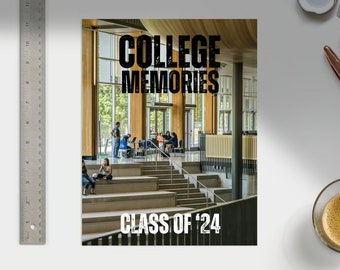 Pode incluir: Uma capa de anuário de faculdade com uma foto do interior de um prédio moderno da faculdade. O texto "COLLEGE MEMORIES" está em letras grandes, em negrito e preto. Abaixo do texto está "CLASS OF '24" em letras menores, em negrito e preto.