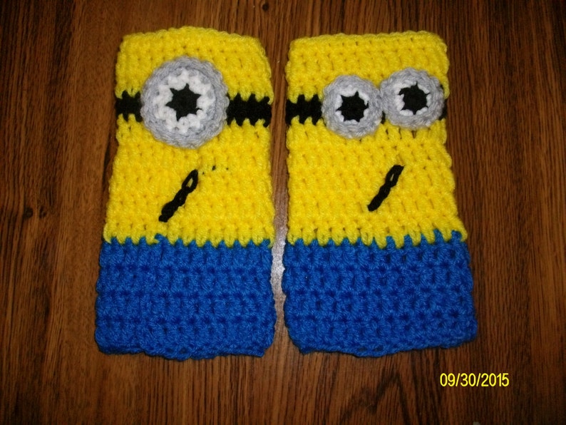 Minion fingerless mitts immagine 4