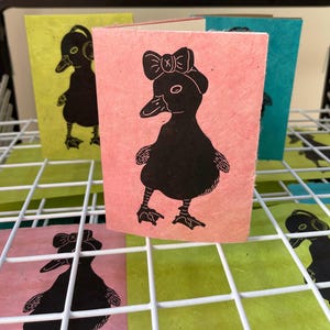 Carte postale, linogravure, encre noire sur papier Lokta, couleur rose Camélia.