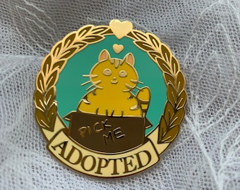 Pin de esmalte de gato adoptado // gatito, crianza, adopción de gatos, rescate