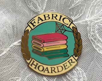 Fabric Hoarder Esmalte Pin Insignia de Honor Premio // Textil, Costura