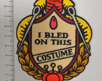 Parche de 3” con sangre en este disfraz