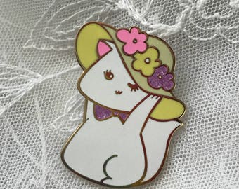 Pin de esmalte duro con diseño de sombrero de fantasía